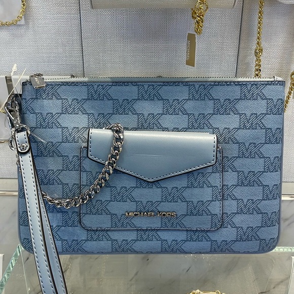 Michae Kors Jet Set Item Large Logo 2-in-1 Central Zip Wristlet
Pale Blue
NWT - Picture 15 of 16